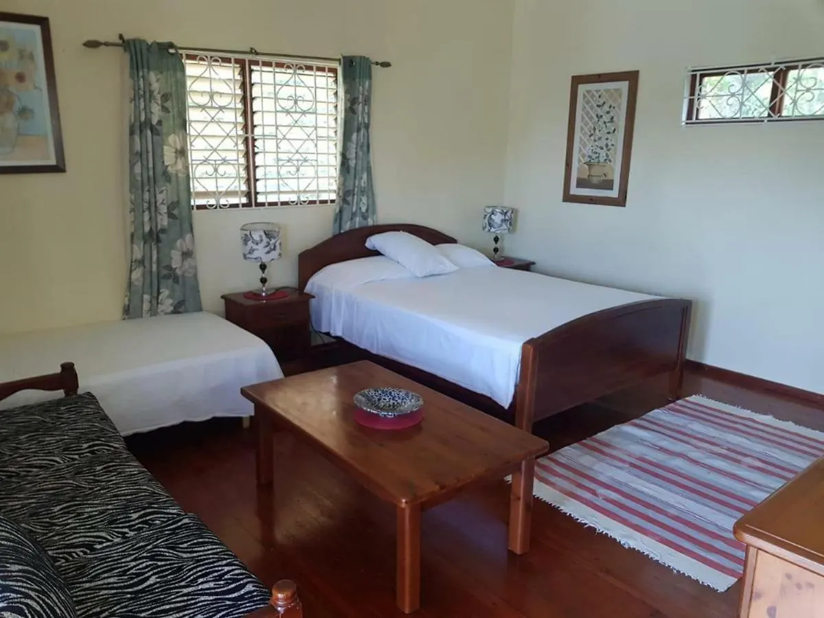 Homestay Almond Tree Villa Ocho Rios